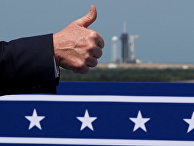 Дональд Трамп показывает большой палец перед запуском ракеты SpaceX Falcon 9 с мыса Канаверал, штат Флорида Дональд Трамп показывает большой палец перед запуском ракеты SpaceX Falcon 9 с мыса Канаверал, штат Флорида