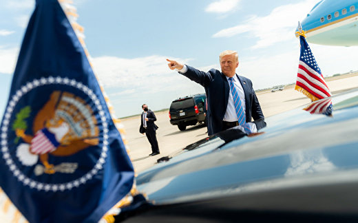 President Donald J. Trump waves President Donald J. Trump waves