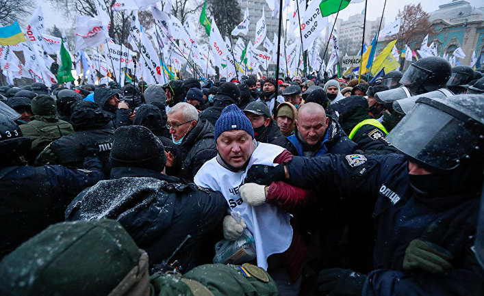 Протестующие в Киеве прорываются в сооружение Рады — Корреспондент