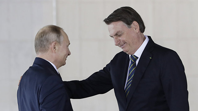 Folha de S. Paulo (Бразилия): Путин, должно быть, со смеху покатывается от того, что его назвали гангстером в одном ряду с Болсонару