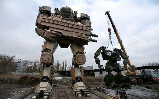 Гигантские роботы из автозапчастей в Донецке Гигантские роботы из автозапчастей в Донецке