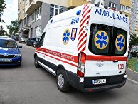 Автомобиль скорой помощи у жилого дома в Киеве Автомобиль скорой помощи у жилого дома в Киеве