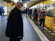 Люди в масках в метрополитене Берлина Люди в масках в метрополитене Берлина