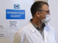 Медицинский работник возле прививочного кабинета Медицинский работник возле прививочного кабинета