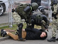 Сотрудники правоохранительных органов задерживают участника несанкционированной акции «Дзяды» («Деды», «Предки») в Минске Сотрудники правоохранительных органов задерживают участника несанкционированной акции «Дзяды» («Деды», «Предки») в Минске