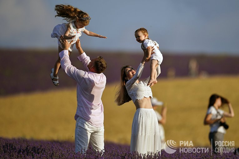 Семья с детьми на лавандовом поле в Крыму
