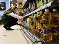 Бутылки с растительным маслом на полке магазина Бутылки с растительным маслом на полке магазина