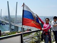 Туристы из Китая на смотровой площадке сопки Орлиное Гнездо и вантовый мост через бухту Золотой Рог во Владивостоке Туристы из Китая на смотровой площадке сопки Орлиное Гнездо и вантовый мост через бухту Золотой Рог во Владивостоке