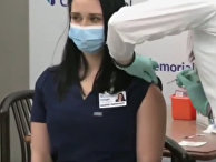Медсестра упала в обморок на пресс-конференции после вакцинации от коронавируса Медсестра упала в обморок на пресс-конференции после вакцинации от коронавируса