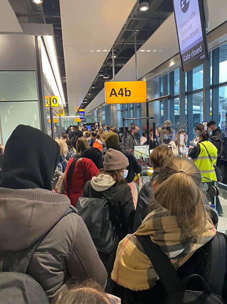 Пассажиры в аэропорту Хитроу Пассажиры в аэропорту Хитроу