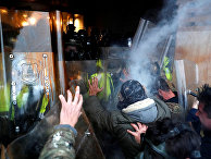 Протестующие у здания Капитолия в Вашингтоне Протестующие у здания Капитолия в Вашингтоне