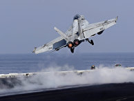 Истребитель ВМС США взлетает с палубы авианосца США «Дуайта Д. Эйзенхауэра» в Персидском заливе Истребитель ВМС США взлетает с палубы авианосца США «Дуайта Д. Эйзенхауэра» в Персидском заливе