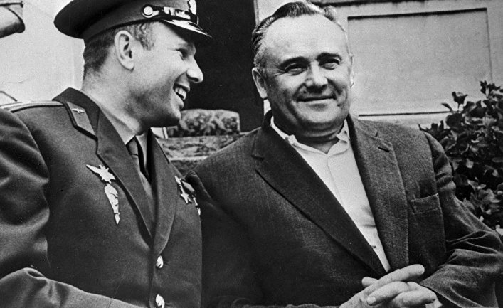 Академик Сергей Королев и космонавт Юрий Гагарин