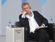 Австрийский архитектор, один из основоположников деконструктивизма, сооснователь и директор COOP HIMMELB(L)AU Вольф Прикс Австрийский архитектор, один из основоположников деконструктивизма, сооснователь и директор COOP HIMMELB(L)AU Вольф Прикс