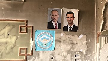 Портреты Владимира Путина и президента Сирии Башара Асада на крайнем КПП армии САР в лагере для Беженцев Вафидин в восточном пригороде Дамаска