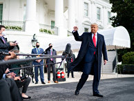 Трамп общается с прессой возле Белого дома в Вашингтоне Трамп общается с прессой возле Белого дома в Вашингтоне