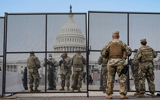 Солдаты Национальной гвардии США у Капитолия в Вашингтоне Солдаты Национальной гвардии США у Капитолия в Вашингтоне