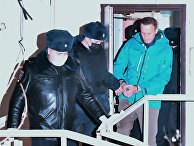 Сотрудники полиции выводят А. Навального из здания отдела полиции Управления МВД России по г. Химки, где прошел суд Сотрудники полиции выводят А. Навального из здания отдела полиции Управления МВД России по г. Химки, где прошел суд