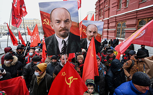 Сторонники Коммунистической партии России на пути к мавзолею Ленина Сторонники Коммунистической партии России на пути к мавзолею Ленина