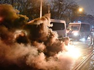 Дым от фаера, брошенного на дорогу у СИЗО "Матросская Тишина" в Москве Дым от фаера, брошенного на дорогу у СИЗО "Матросская Тишина" в Москве