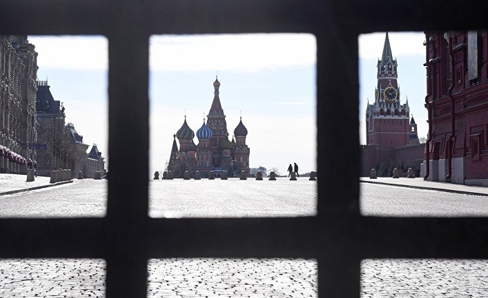 Решетка Воскресенских ворот закрыта во время режима самоизоляции из-за коронавируса