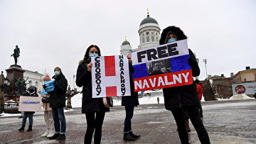 Участники акции в поддержку Алексея Навального в Хельсинки