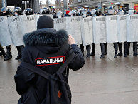 Участник несанкционированной акции сторонников Алексея Навального в Санкт-Петербурге Участник несанкционированной акции сторонников Алексея Навального в Санкт-Петербурге