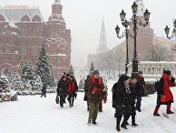 Прохожие во время снегопада на Манежной площади в Москве. 4 февраля 2018 Прохожие во время снегопада на Манежной площади в Москве. 4 февраля 2018