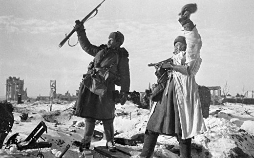Солдаты радуются освобождению Сталинграда