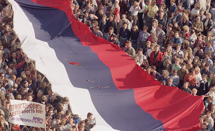 Москвичи с флагом в Москве, 22 августа 1991 года