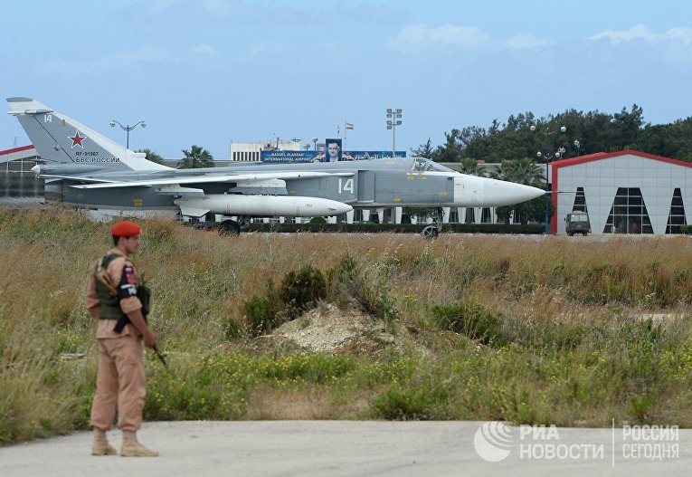 Российский самолет Су-24 на взлетно-посадочной полосе на авиабазе «Хмеймим» в Сирии