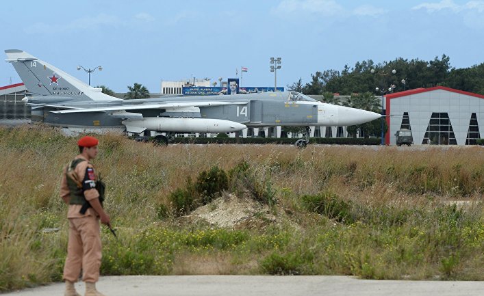 Российский самолет Су-24 на взлетно-посадочной полосе на авиабазе «Хмеймим» в Сирии