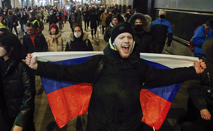 Участники несанкционированной акции сторонников Алексея Навального в Москве