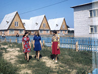На улице экспериментального поселка колхоза «За коммунизм» (Волжский район). В поселке построены благоустроенные жилые дома, магазины, финские бани, гаражи для персональных машин На улице экспериментального поселка колхоза «За коммунизм» (Волжский район). В поселке построены благоустроенные жилые дома, магазины, финские бани, гаражи для персональных машин