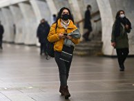 Девушка в защитной маске на одной из станций Московского метрополитена Девушка в защитной маске на одной из станций Московского метрополитена