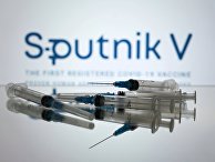 Шприцы на фоне логотипа "Спутник V" Шприцы на фоне логотипа "Спутник V"