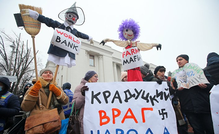 Участники акции протеста у здания Верховной рады Украины в Киеве