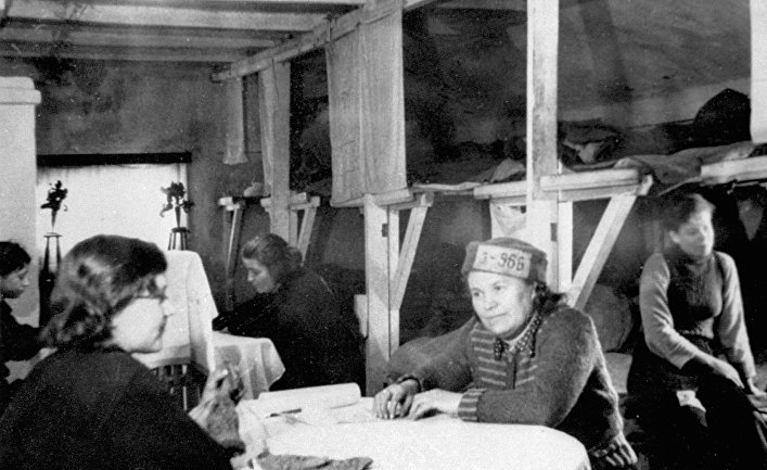 В женском бараке исправительно-трудового лагеря. Воркута, 1935 год