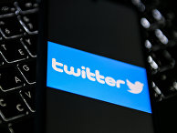 Логотип социальной сети Twitter на экране мобильного телефона Логотип социальной сети Twitter на экране мобильного телефона
