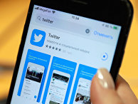 Страница социальной сети Twitter на экране мобильного телефона Страница социальной сети Twitter на экране мобильного телефона