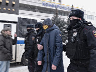 Сотрудники полиции проводят задержание участников форума независимых депутатов в Москве Сотрудники полиции проводят задержание участников форума независимых депутатов в Москве