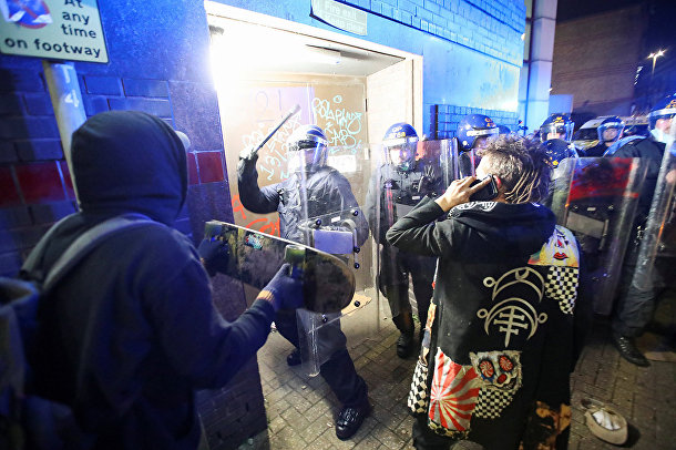 Беспорядки в Бристоле, Великобритания Беспорядки в Бристоле, Великобритания
