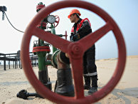 Оператор по добыче нефти компании "Лукойл" на нефтяном кусте в районе города Когалым Оператор по добыче нефти компании "Лукойл" на нефтяном кусте в районе города Когалым