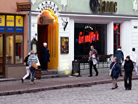 Прохожие в Таллине, Эстония Прохожие в Таллине, Эстония