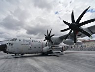 Военно-транспортный самолёт Lockheed C-130 Hercules, оборудованный лыжными шасси, в аэропорту Ле-Бурже Военно-транспортный самолёт Lockheed C-130 Hercules, оборудованный лыжными шасси, в аэропорту Ле-Бурже