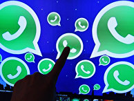 Логотип мессенджера WhatsApp на экране компьютера Логотип мессенджера WhatsApp на экране компьютера