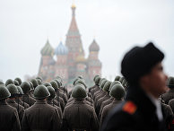 Военнослужащие, одетые в военную форму 1941 года, на Красной площади Военнослужащие, одетые в военную форму 1941 года, на Красной площади