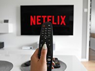 Логотип Netflix на экране телевизора Логотип Netflix на экране телевизора