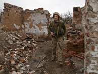 Украинский военный на линии разграничения между ДНР и Украиной Украинский военный на линии разграничения между ДНР и Украиной