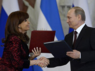 Владимир Путин и Кристина Киршнер на церемонии подписания совместных документов по итогам российско-аргентинских переговоров в Кремле Владимир Путин и Кристина Киршнер на церемонии подписания совместных документов по итогам российско-аргентинских переговоров в Кремле